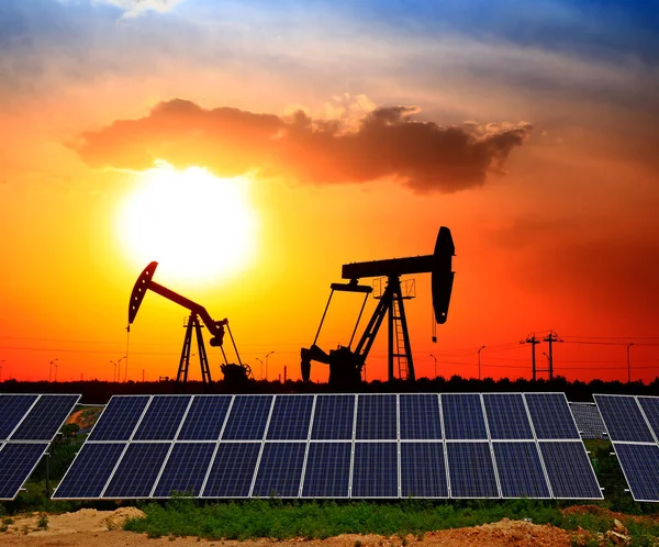 Conceito Energia Energia Limpa Bomba Óleo Com Painéis Solares Pôr — Fotografia de Stock