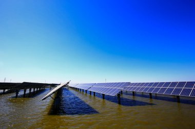 Su üzerindeki güneş panelleri