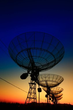 Bir radyo teleskop gözlemevinin silüeti.