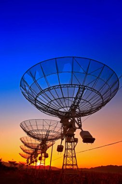 Bir radyo teleskop gözlemevinin silüeti.