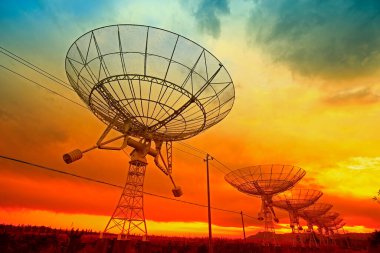 Bir radyo teleskop gözlemevinin silüeti.