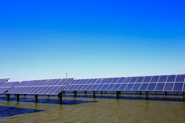 Su üzerindeki güneş panelleri