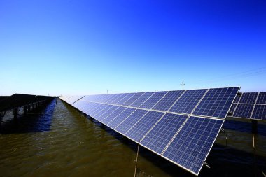 Su üzerindeki güneş panelleri