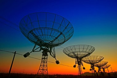 Bir radyo teleskop gözlemevinin silüeti.