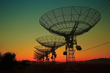 Bir radyo teleskop gözlemevinin silüeti.