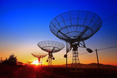 Bir radyo teleskop gözlemevinin silüeti.