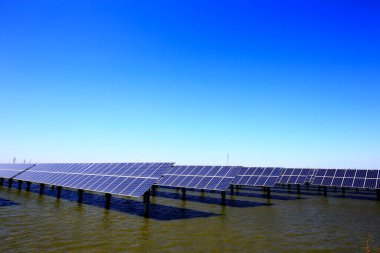 Su üzerindeki güneş panelleri