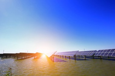 Su üzerindeki güneş panelleri