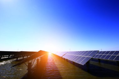 Su üzerindeki güneş panelleri