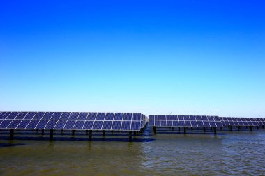 Su üzerindeki güneş panelleri