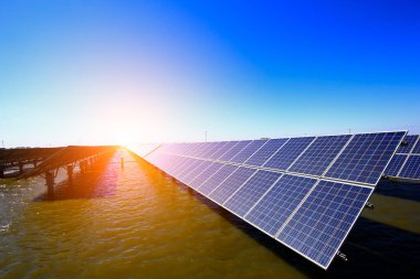 Su üzerindeki güneş panelleri