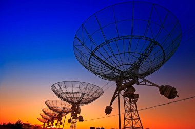 Bir radyo teleskop gözlemevinin silüeti.