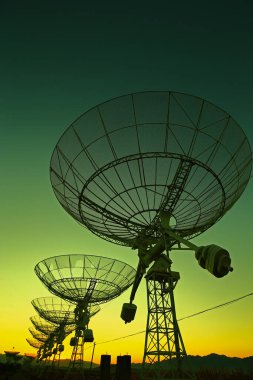 Bir radyo teleskop gözlemevinin silüeti.