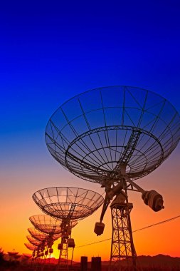 Bir radyo teleskop gözlemevinin silüeti.