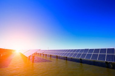 Su üzerindeki güneş panelleri