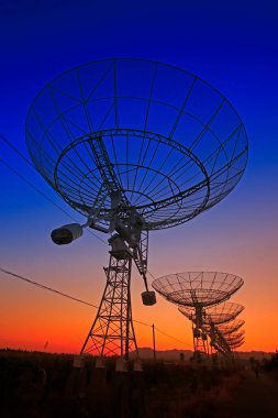Bir radyo teleskop gözlemevinin silüeti.