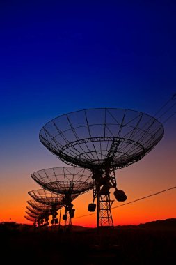 Bir radyo teleskop gözlemevinin silüeti.