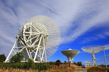Gözlemevi radyo teleskopu.