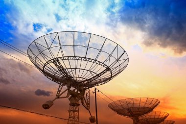 Bir radyo teleskop gözlemevinin silüeti.