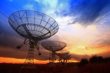 Bir radyo teleskop gözlemevinin silüeti.