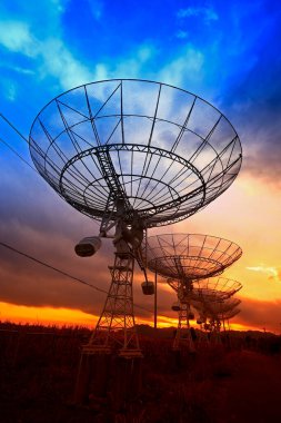 Bir radyo teleskop gözlemevinin silüeti.
