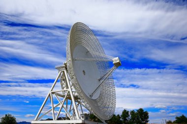 Gözlemevi radyo teleskopu.