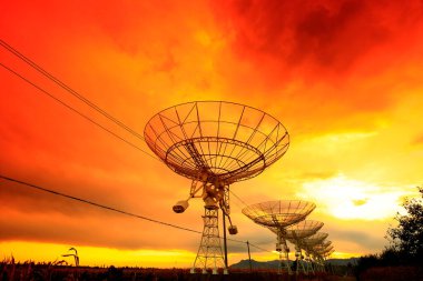 Bir radyo teleskop gözlemevinin silüeti.