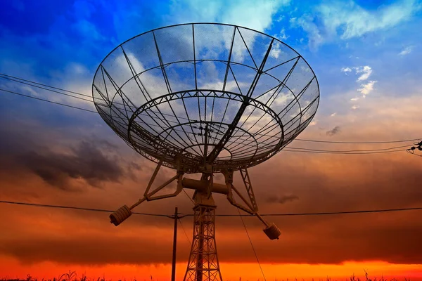 Het Silhouet Van Een Radiotelescoop Observatory — Stockfoto