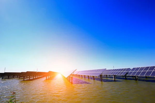 Sonnenkollektoren Auf Dem Wasser — Stockfoto