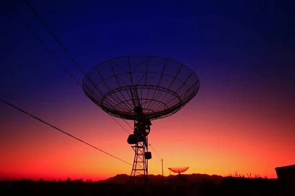 Bir Radyo Teleskop Gözlemevinin Silüeti — Stok fotoğraf