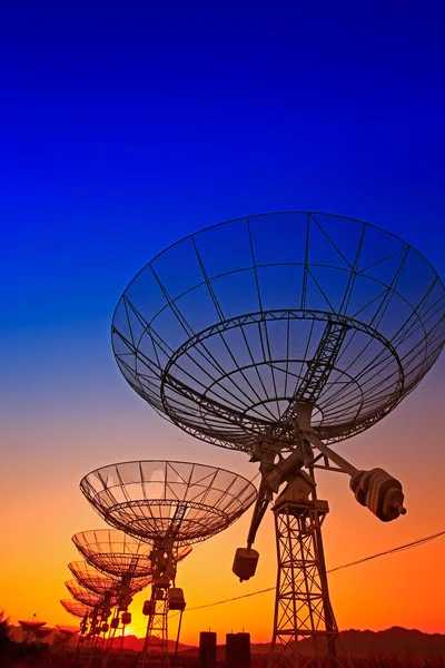 Bir radyo teleskop gözlemevinin silüeti.