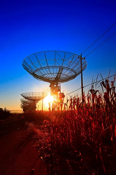 Het Silhouet Van Een Radiotelescoop Observatory — Stockfoto