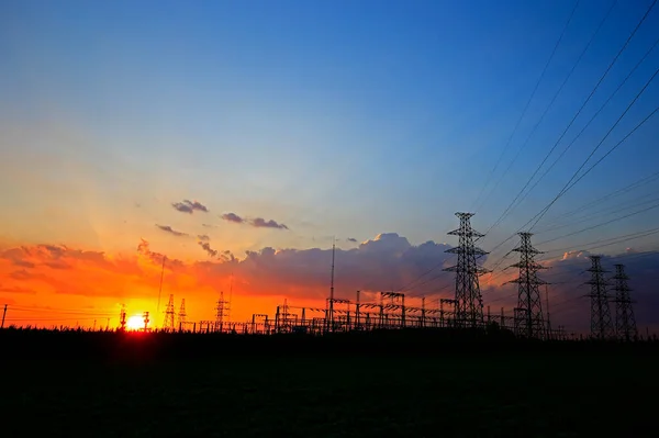 電気塔夕暮れ時のシルエット — ストック写真