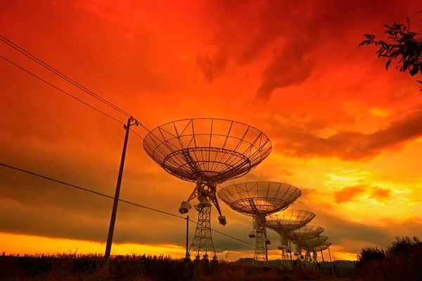 Het Silhouet Van Een Radiotelescoop Observatory — Stockfoto