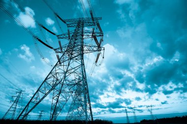 Elektrik kulesi, gün batımında siluet.