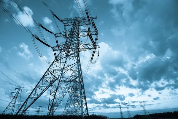 Elektrik kulesi, gün batımında siluet.