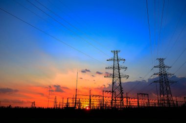 Elektrik kulesi, gün batımında siluet.