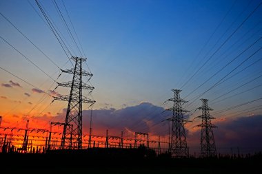 Elektrik kulesi, gün batımında siluet.