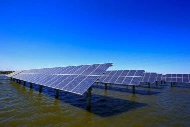 Su üzerindeki güneş panelleri