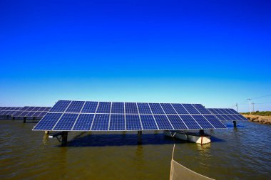 Su üzerindeki güneş panelleri