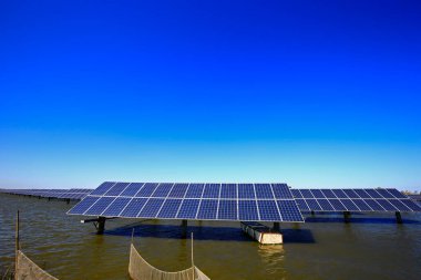 Su üzerindeki güneş panelleri