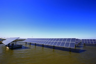 Su üzerindeki güneş panelleri