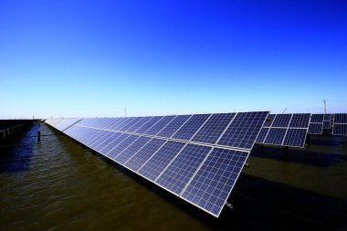 Su üzerindeki güneş panelleri