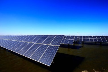 Su üzerindeki güneş panelleri