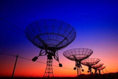Bir radyo teleskop gözlemevinin silüeti.