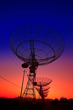 Bir radyo teleskop gözlemevinin silüeti.