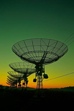 Bir radyo teleskop gözlemevinin silüeti.