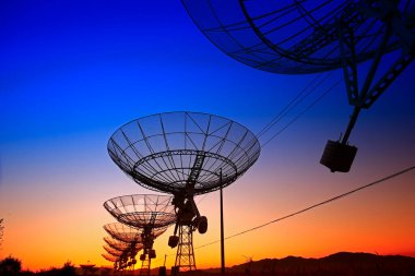 Bir radyo teleskop gözlemevinin silüeti.