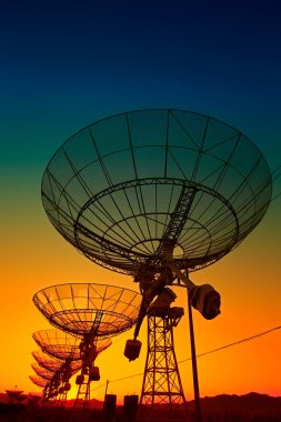 Bir radyo teleskop gözlemevinin silüeti.