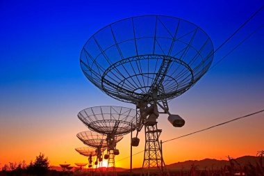 Bir radyo teleskop gözlemevinin silüeti.